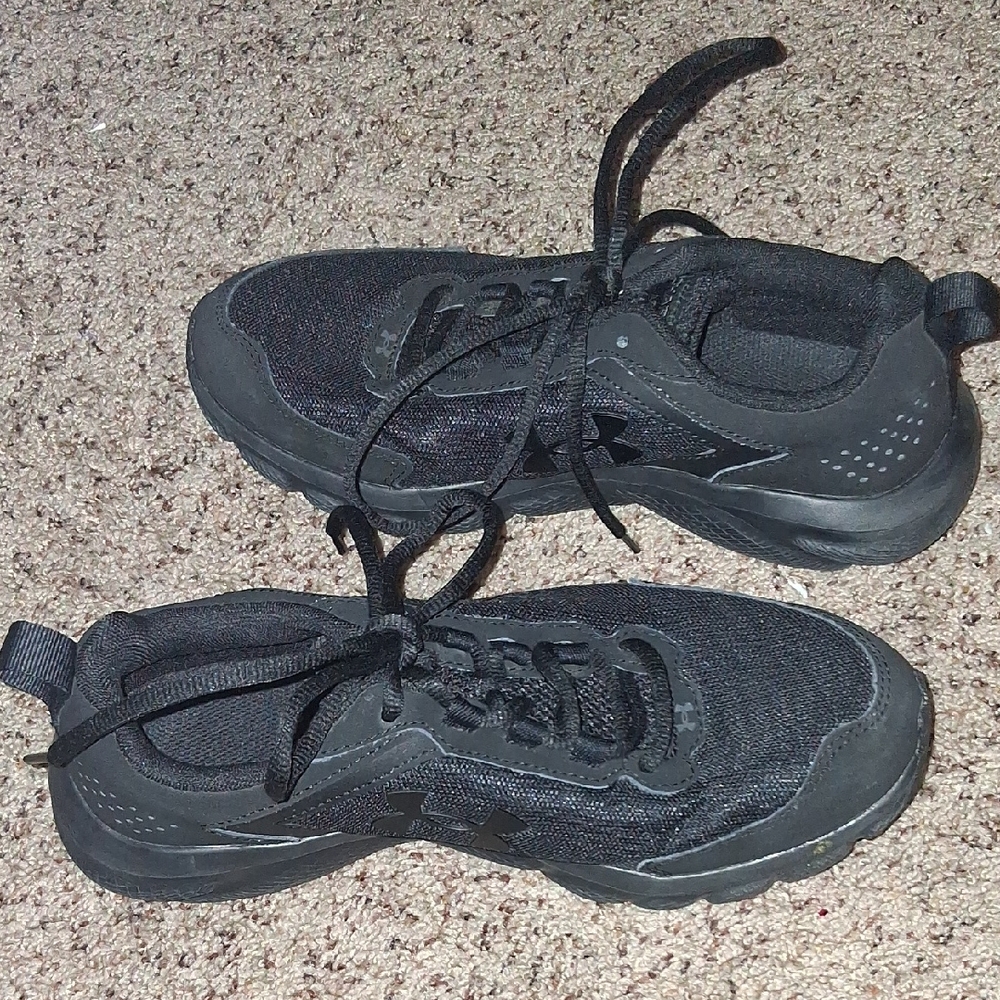 UNDER ARMOR BLACK TENNIS SHOES